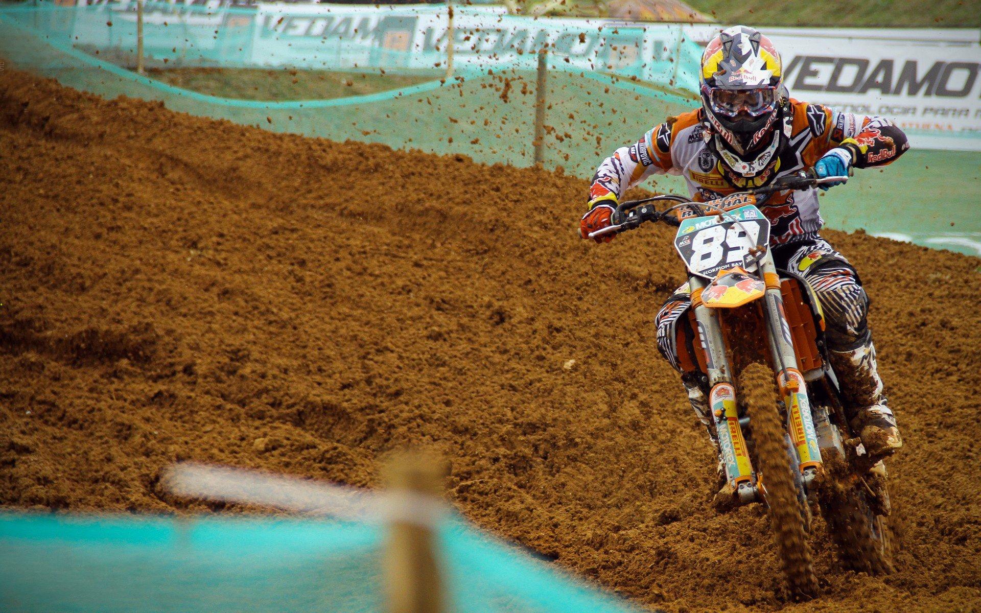 激情对决!同城德比战引爆全场,胜负悬念保持至最后一刻