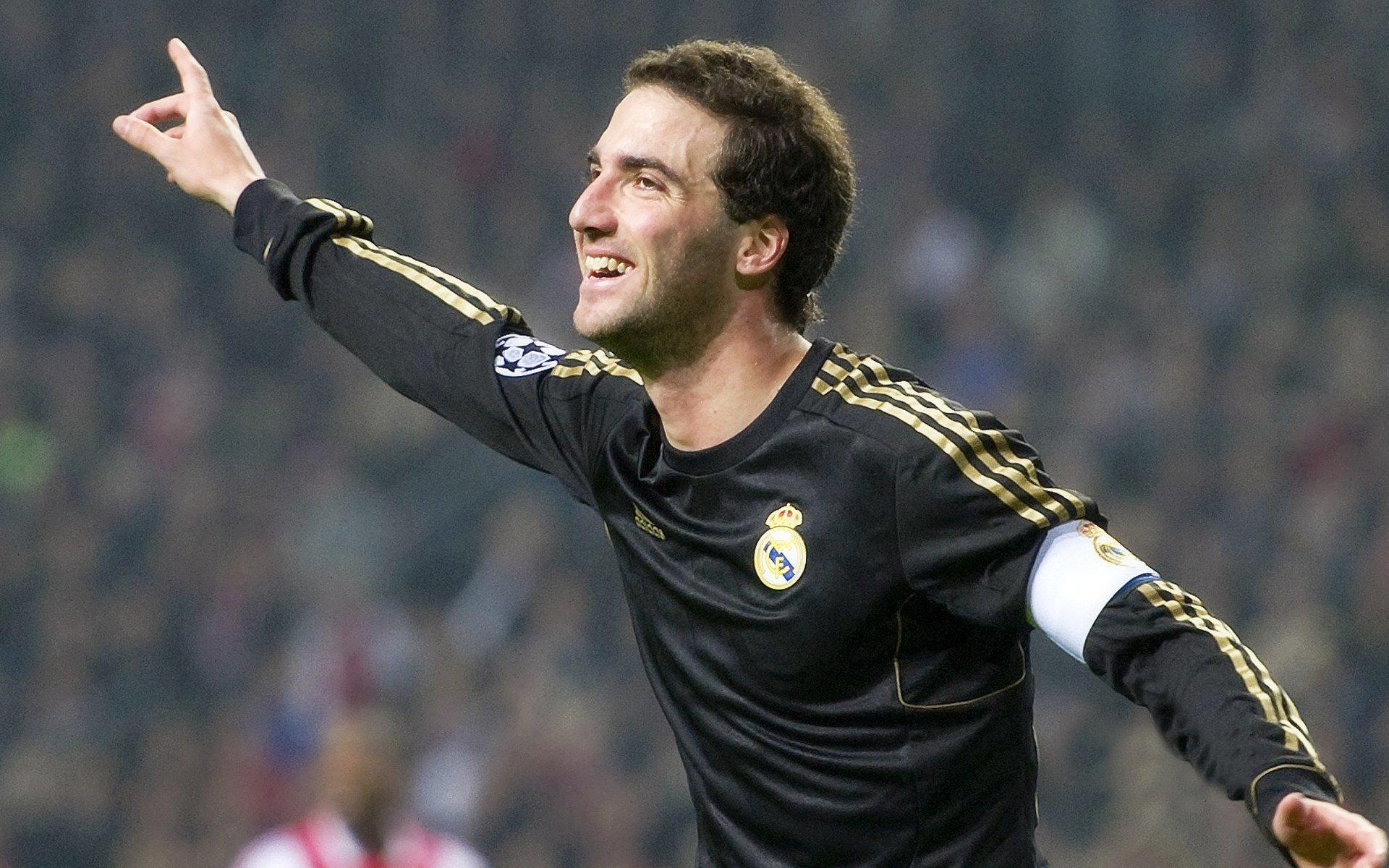 德甲联赛激战正酣，拜仁慕尼黑紧追勒沃库森争冠悬念迭起