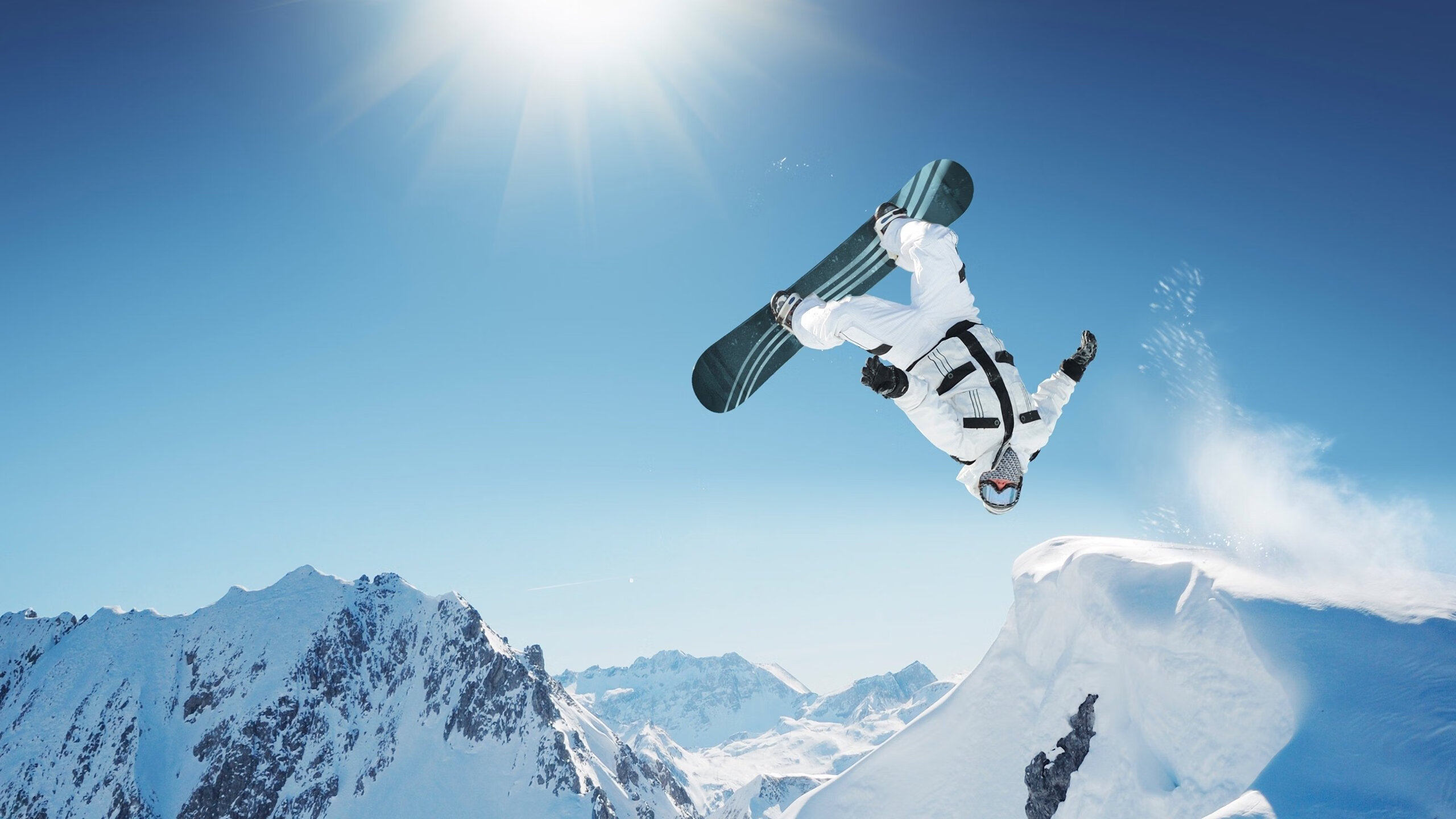 欧冠决赛巅峰对决,皇家马德里加时绝杀利物浦,第15次捧起大耳朵杯